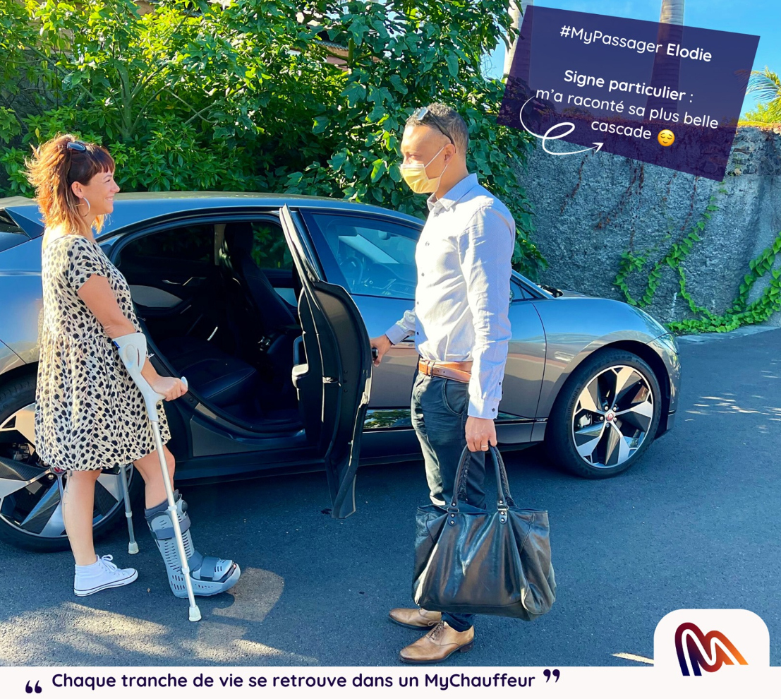 un chauffeur mychauffeur réunion ouvre la porte de la voiture pour son passager